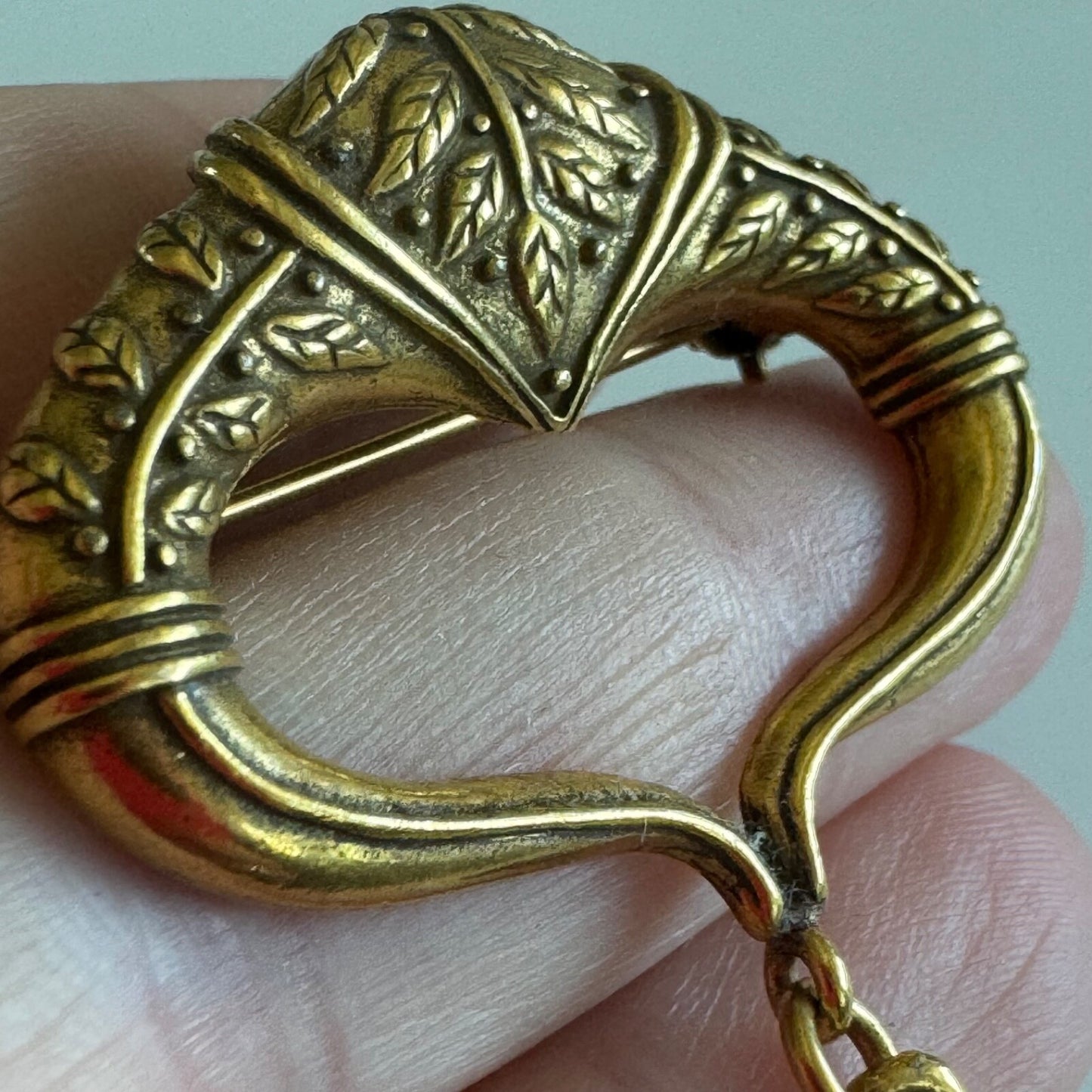 VINTAGE HMR HERITAGE MUSEUM JEWELRY REPLICA GOLD TONE DANGLE PEARL BROOCH PIN