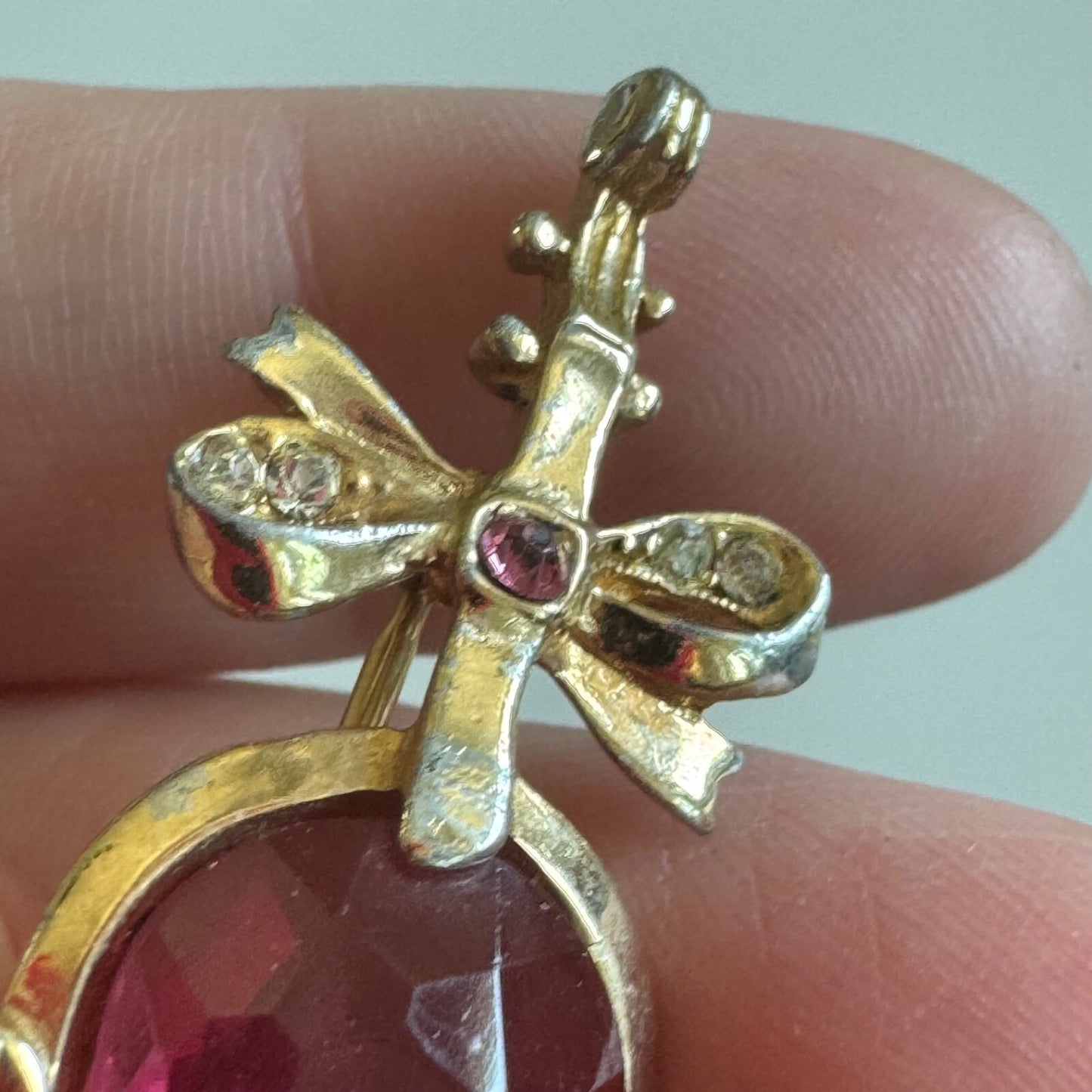 Vintage Hess-Appel Jolle Gold Tone Cello with Bow Brooch Pin Pink Stone As Is