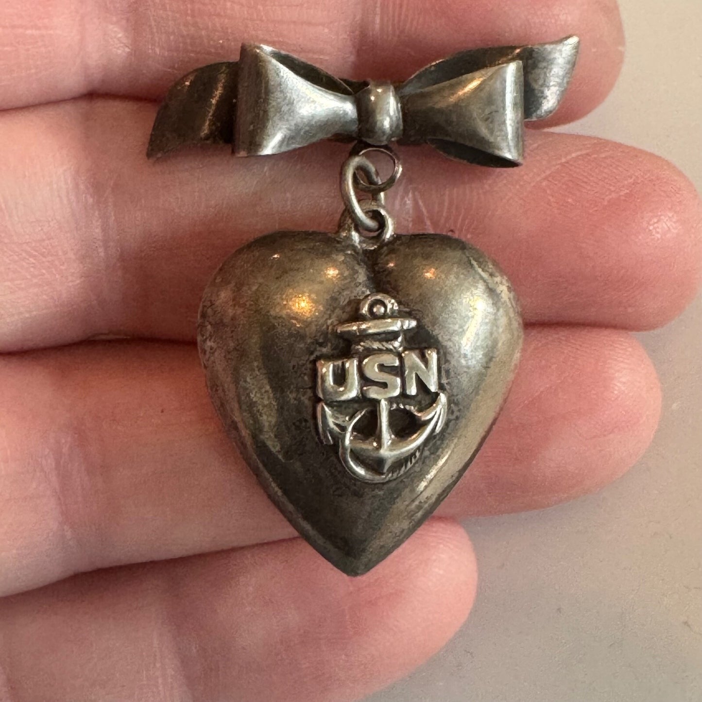 WWII US NAVY SWEETHEART PUFFY HEART PENDANT SILVER BOW DANGLE PIN FOULED ANCHOR
