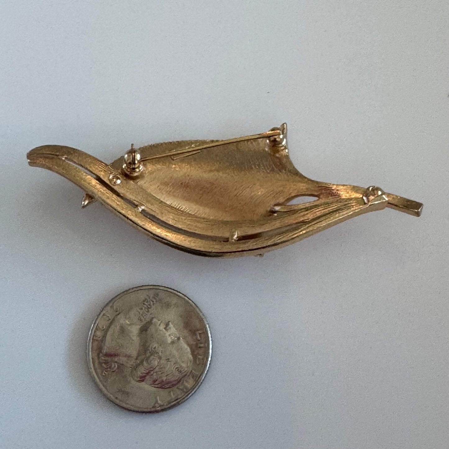 VINTAGE CROWN TRIFARI GOLD TONE LARGE FIGURAL LEAF DESIGN BROOCH PIN AS IS