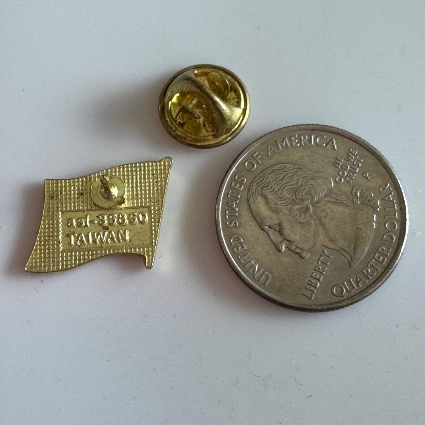Vintage Norwegian Flag Lapel Pin – Red, White & Blue Enamel Souvenir Tourist