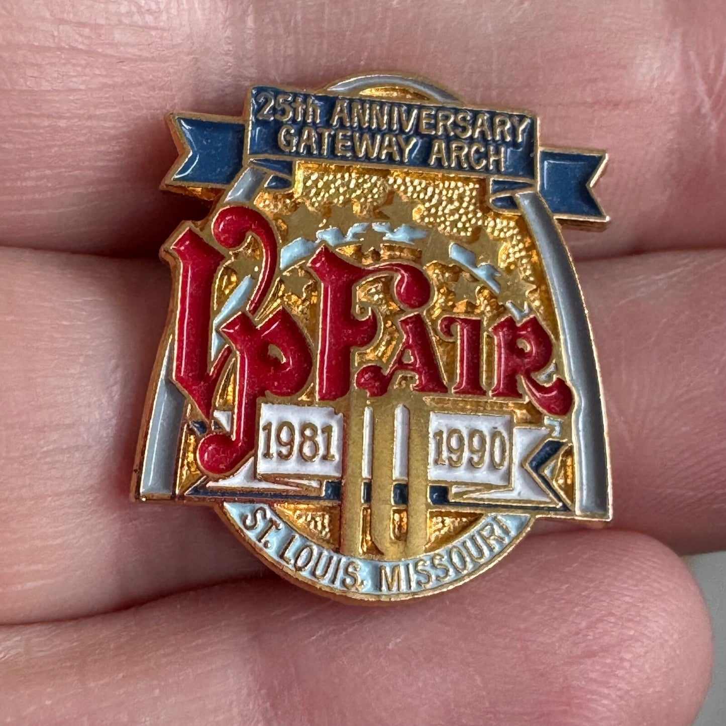 1990 Veiled Prophet V.P. Fair 25th Anniversary Gateway Arch St Louis Lapel Pin