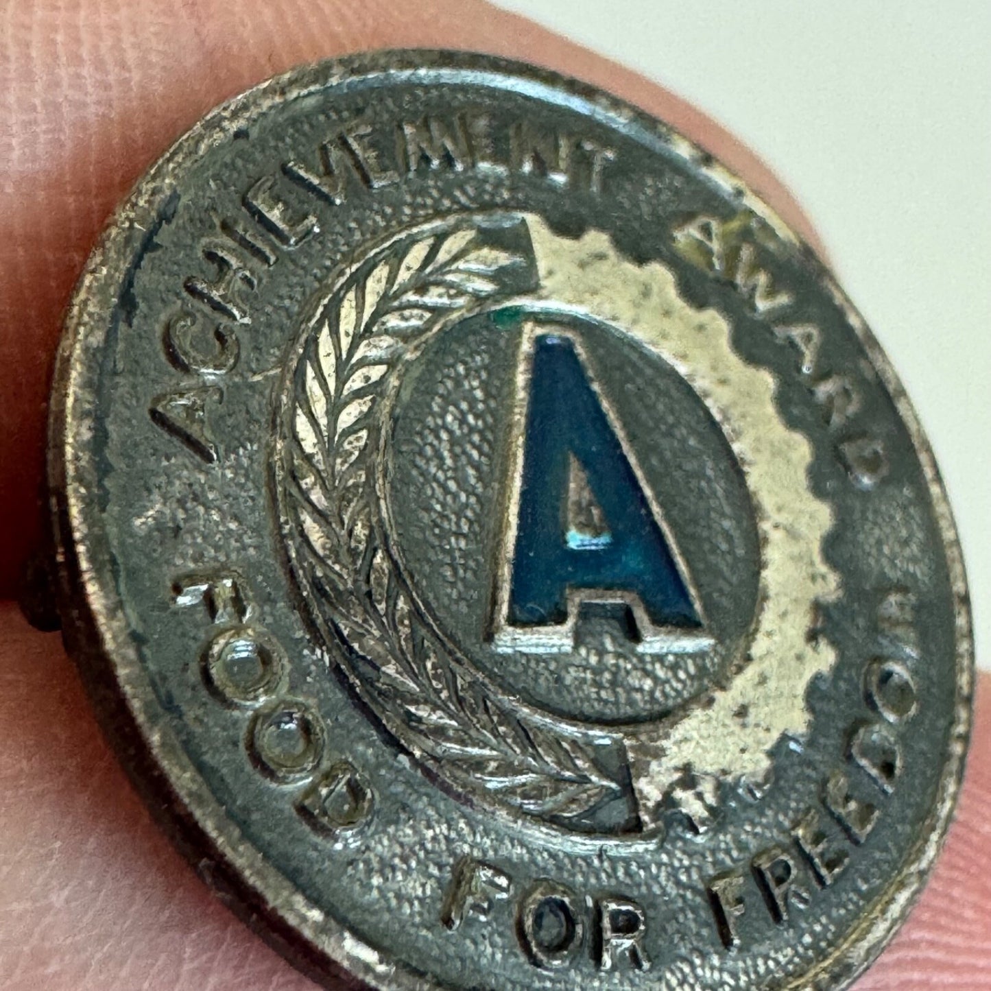 WW2 HOME FRONT WAR FOOD ADMINISTRATION ACHIEVEMENT AWARD FOR FREEDOM LAPEL PIN