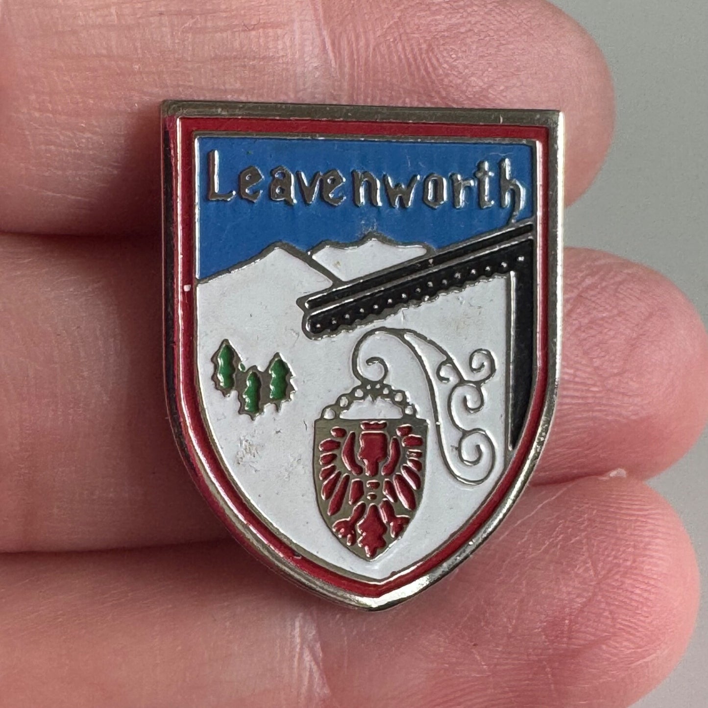 Vintage Leavenworth Ski Skiing Washington Souvenir Tourist Lapel Pin