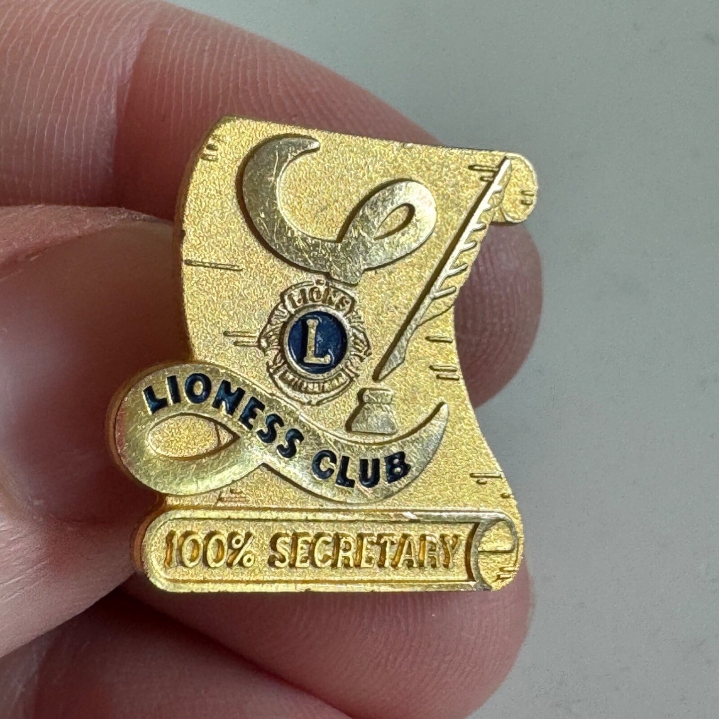 LIONS INTERNATIONAL PIN 100% SECRETARY LIONESS CLUB GOLD TONE