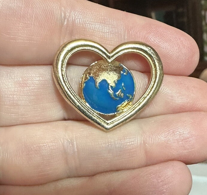 Avon World Globe In A Gold Color Metal Heart Brooch Lapel Hat Jacket Pin