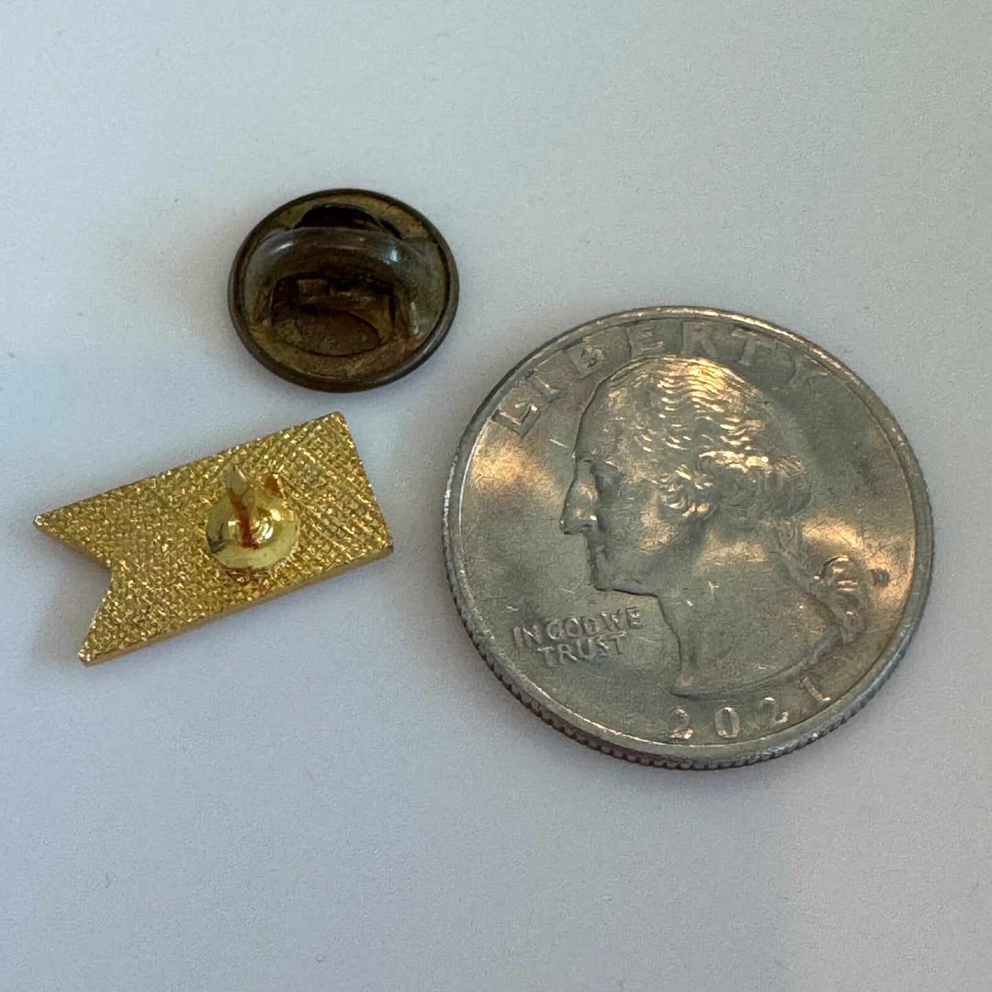 7th Cavalry Flag Lapel Pin Guidon Enamel Gold Tone Tie Tack Alumni