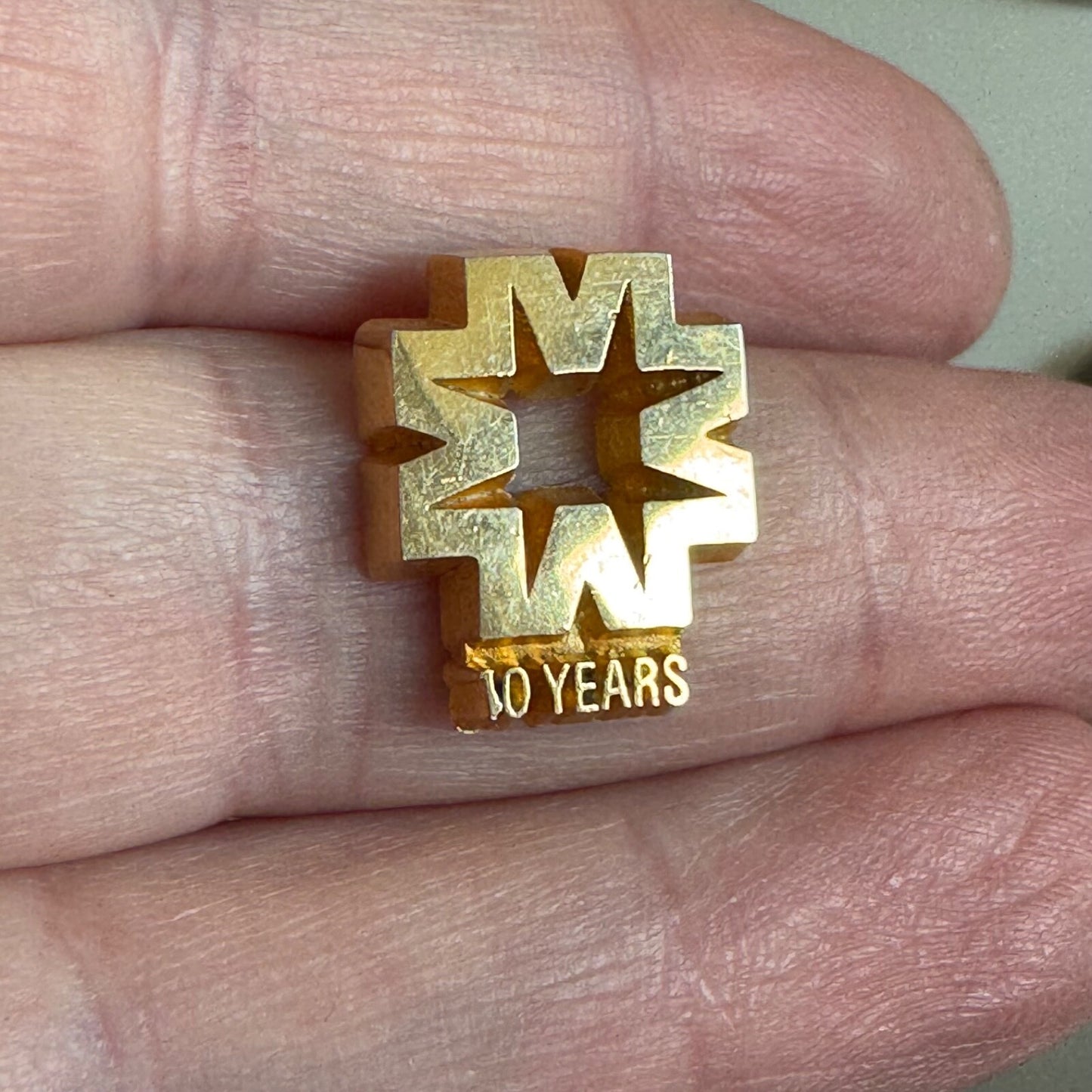 Vintage Met Life Logo Lapel Pin Employee Service Pin 10 Years Gold Tone Tie Tack