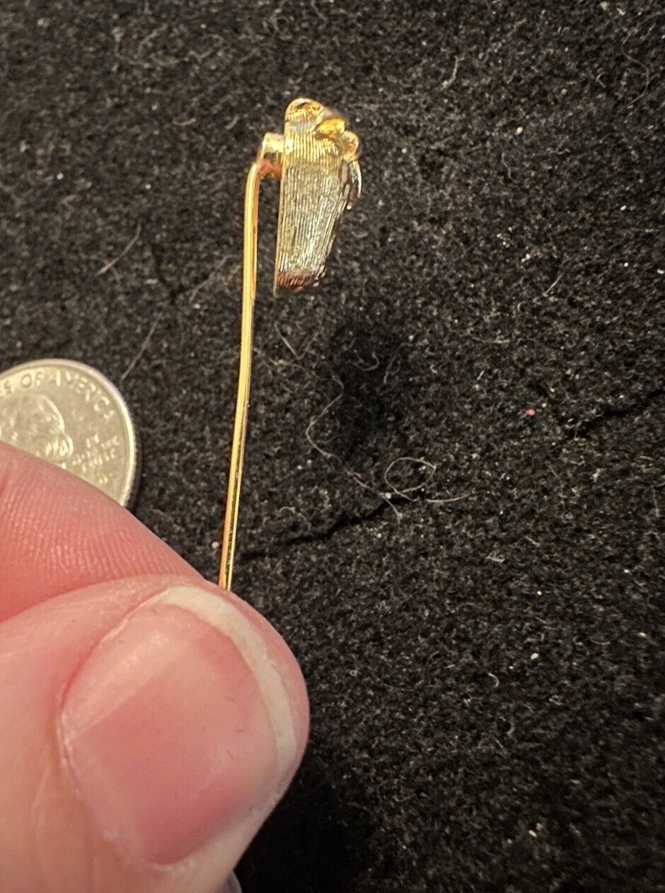 VTG. CROWN TRIFARI BRUSHED GOLD TONE STRAWBERRY FRUIT STICKPIN