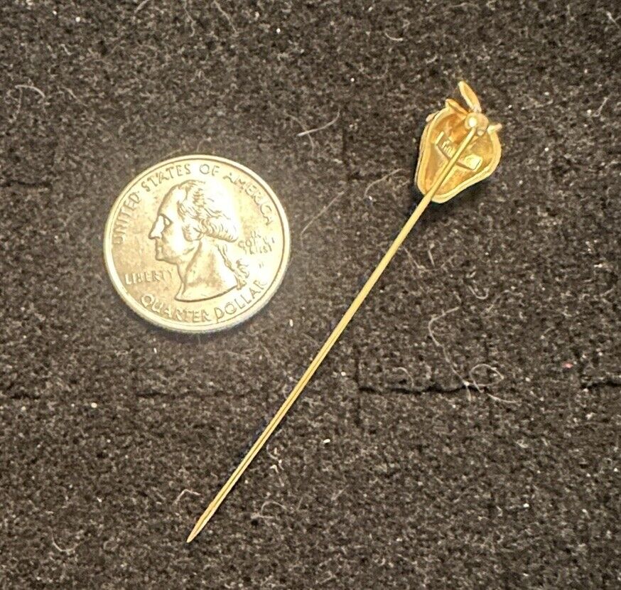VTG. CROWN TRIFARI BRUSHED GOLD TONE STRAWBERRY FRUIT STICKPIN
