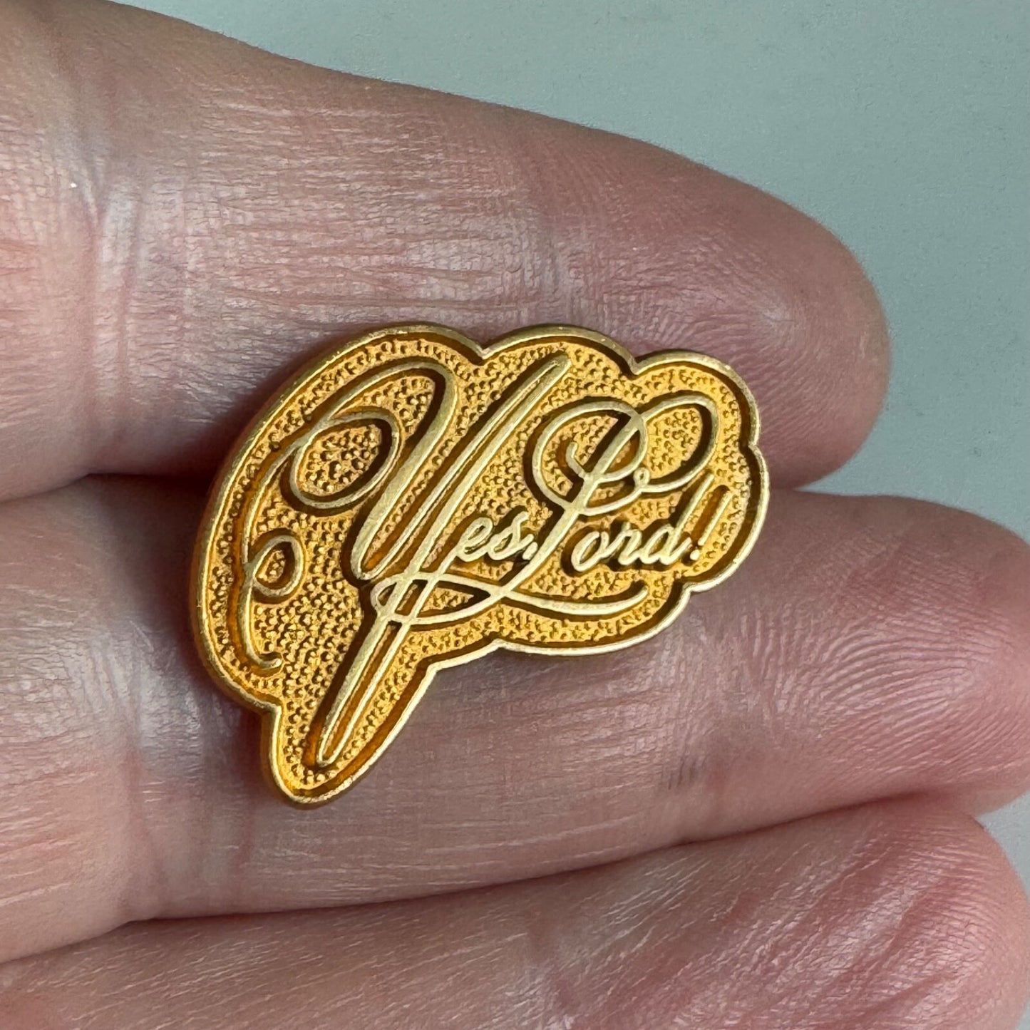 "Yes, Lord!" Gold Tone Faith Pin – Ornate Script Christian Brooch