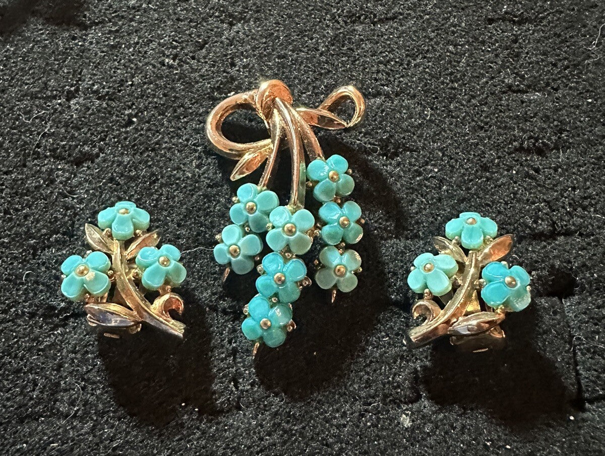 50’S CROWN TRIFARI TURQUOISE LUCITE ‘FORGET ME NOT’ FLOWER EARRINGS AND PENDANT