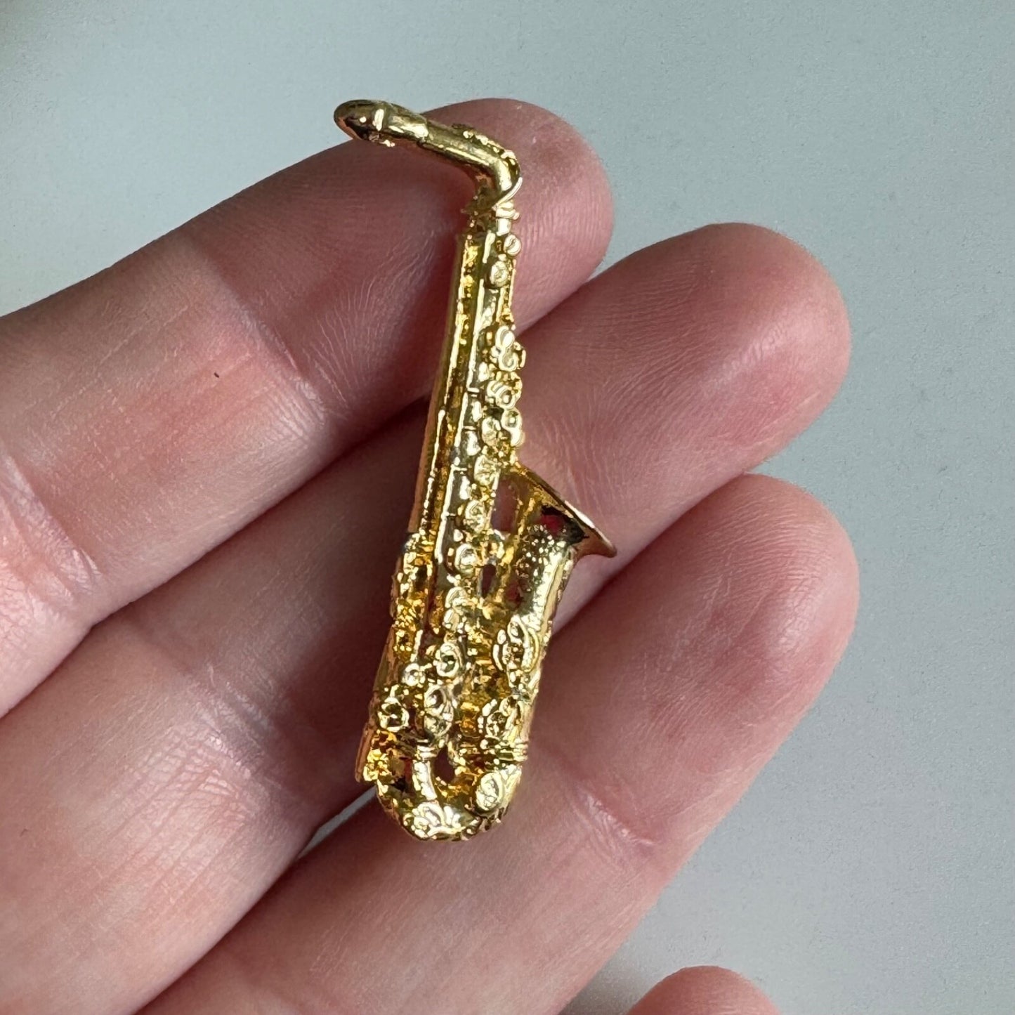 Vintage Gold Saxophone Brooch – Musician or Jazz-Themed Jewelry Pin