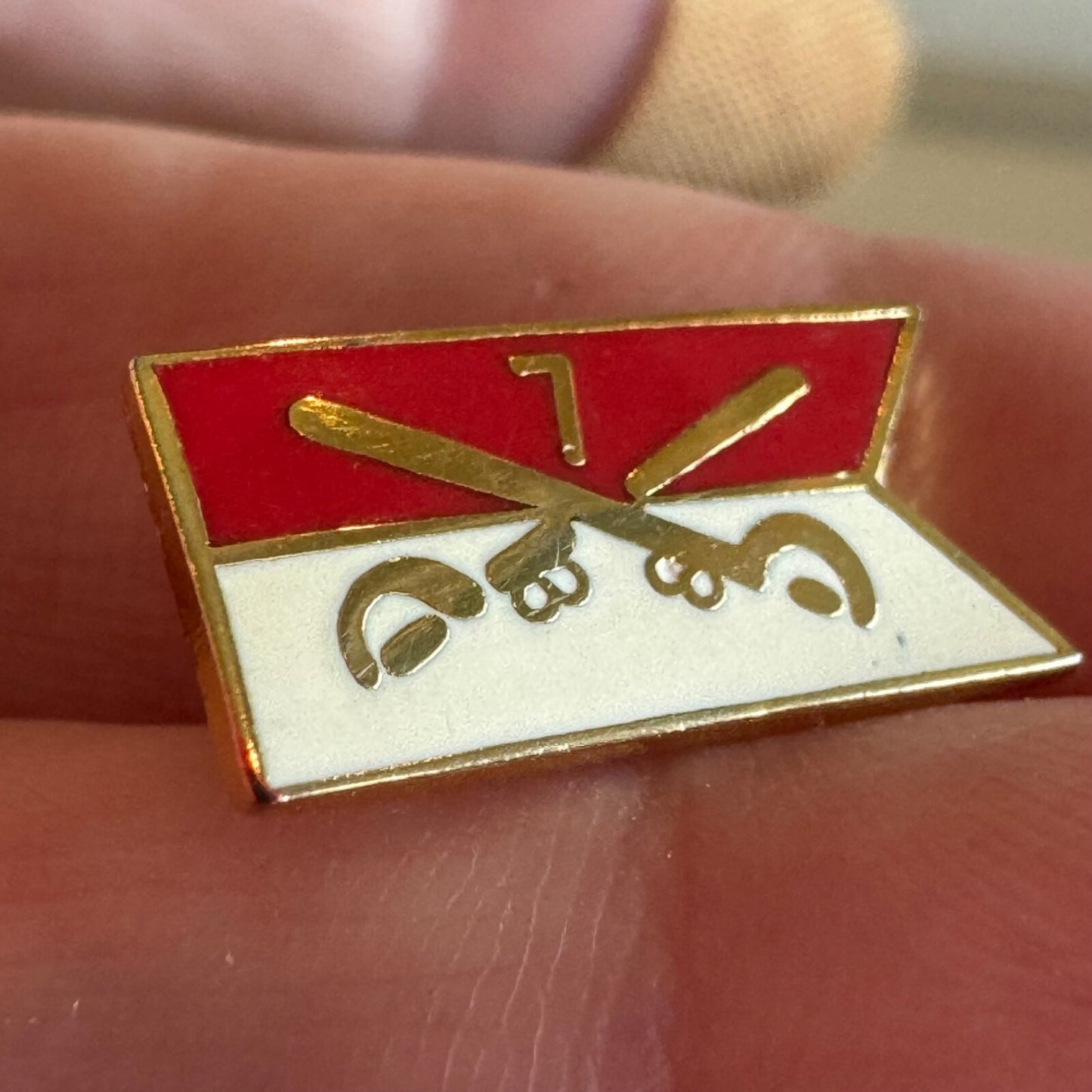 7th Cavalry Flag Lapel Pin Guidon Enamel Gold Tone Tie Tack Alumni