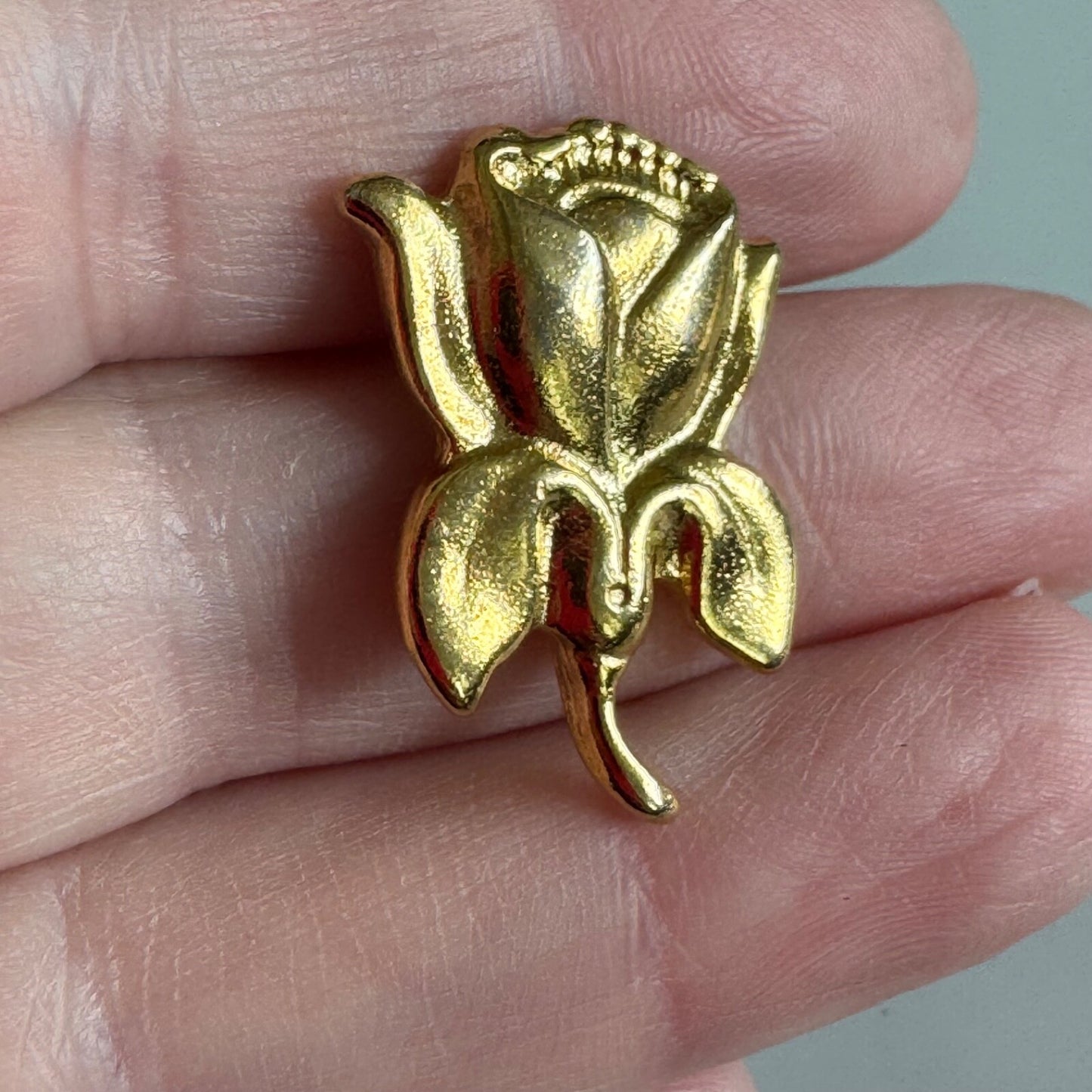 Gold Rose Blossom Pin – Detailed Romantic Floral Badge