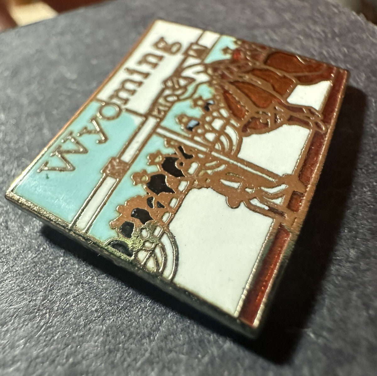 Wyoming Vintage Pin Pinback Wyoming State USA Rodeo Cowboy Horse Bronco NOS