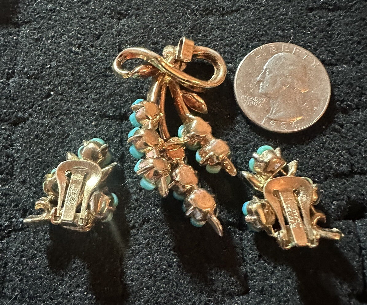 50’S CROWN TRIFARI TURQUOISE LUCITE ‘FORGET ME NOT’ FLOWER EARRINGS AND PENDANT