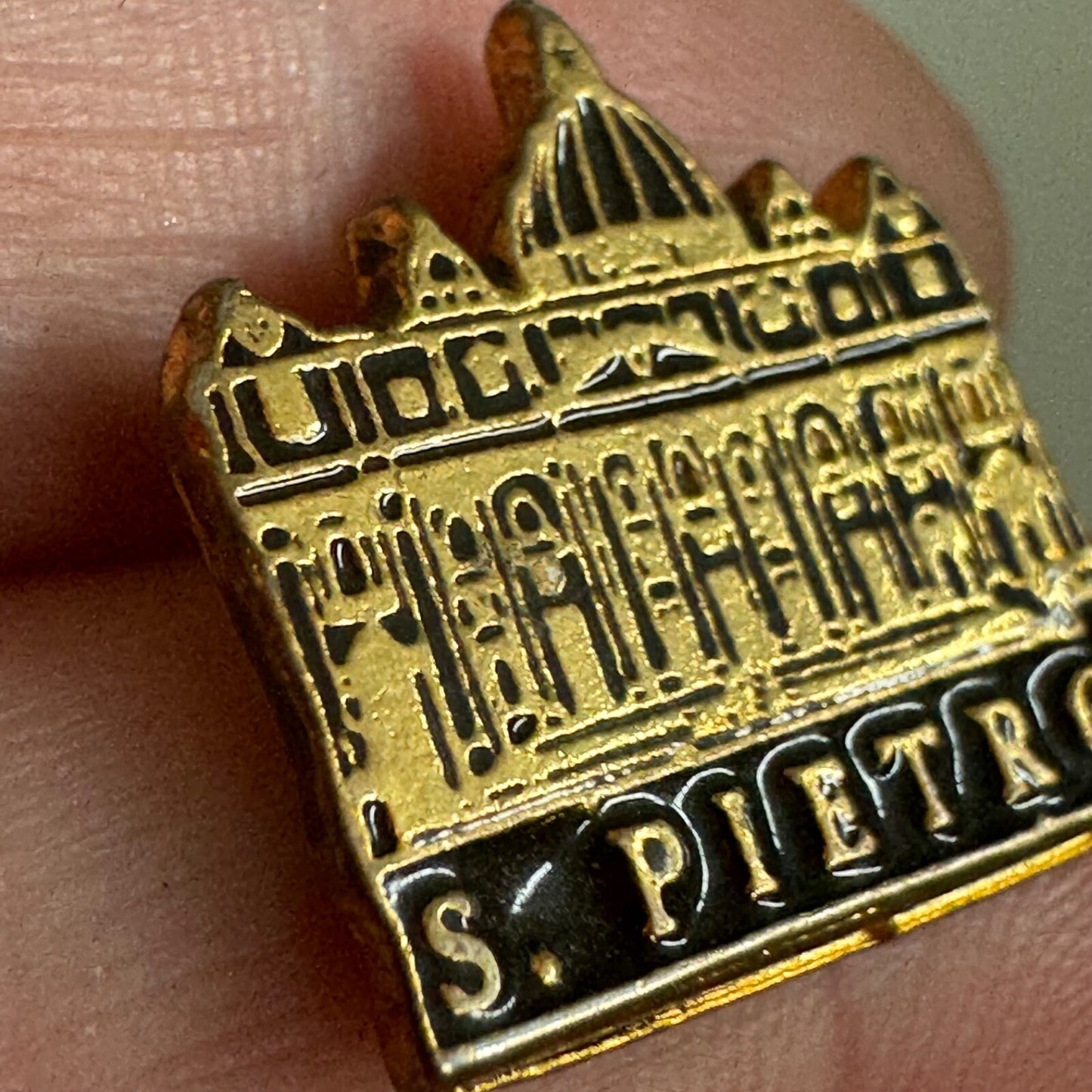 Vtg San Pietro Italy Lapel Pin Gold Tone Souvenir Tourist St. Peter's Basilica