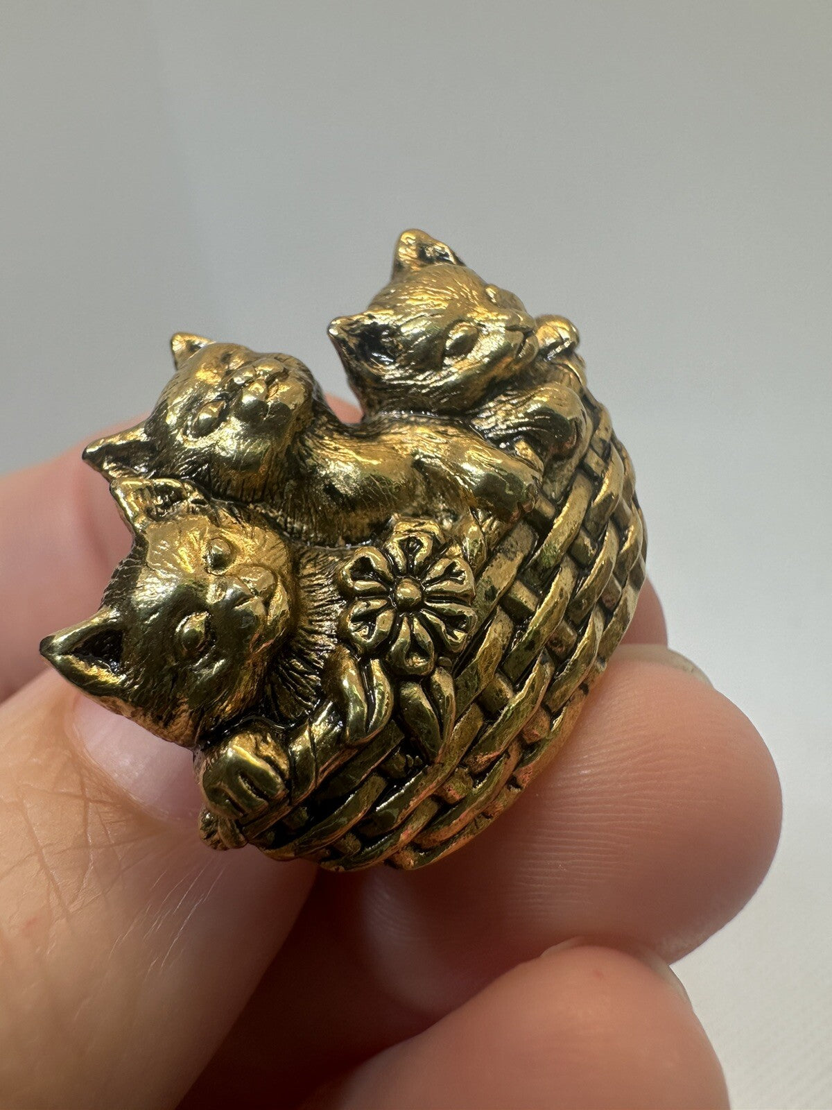 Avon Vintage 3 Cats in Basket Pin Tack Gold Tone Kittens Cat Kitten