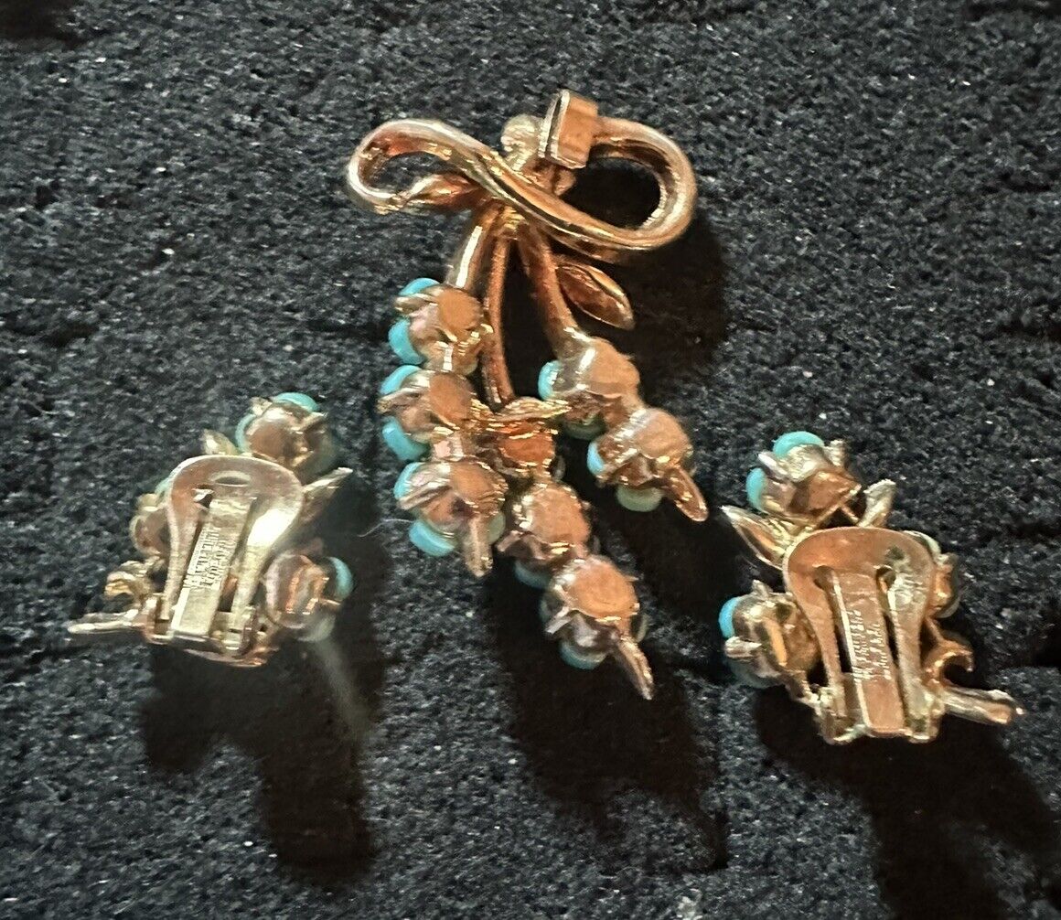 50’S CROWN TRIFARI TURQUOISE LUCITE ‘FORGET ME NOT’ FLOWER EARRINGS AND PENDANT