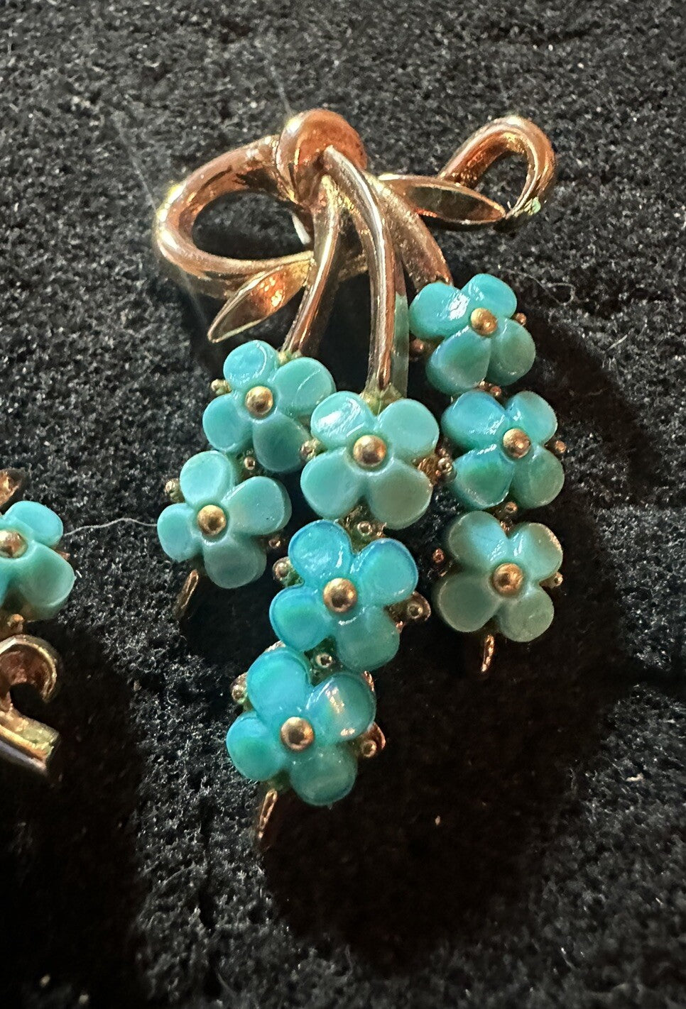 50’S CROWN TRIFARI TURQUOISE LUCITE ‘FORGET ME NOT’ FLOWER EARRINGS AND PENDANT