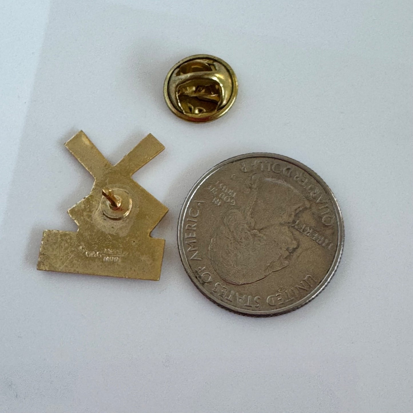 Vintage Pella Iowa Windmill Souvenir Gold-Tone Enamel Lapel Pin Badge