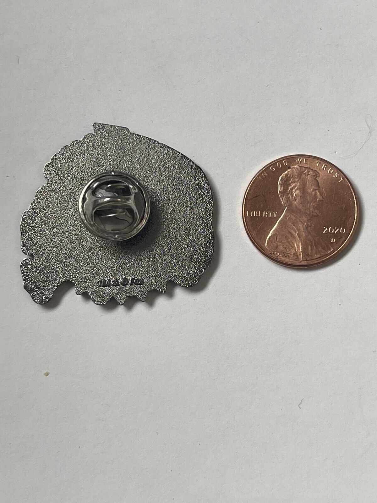 Alien VS Predator Lapel Hat Jacket Pin Video Loot Gaming
