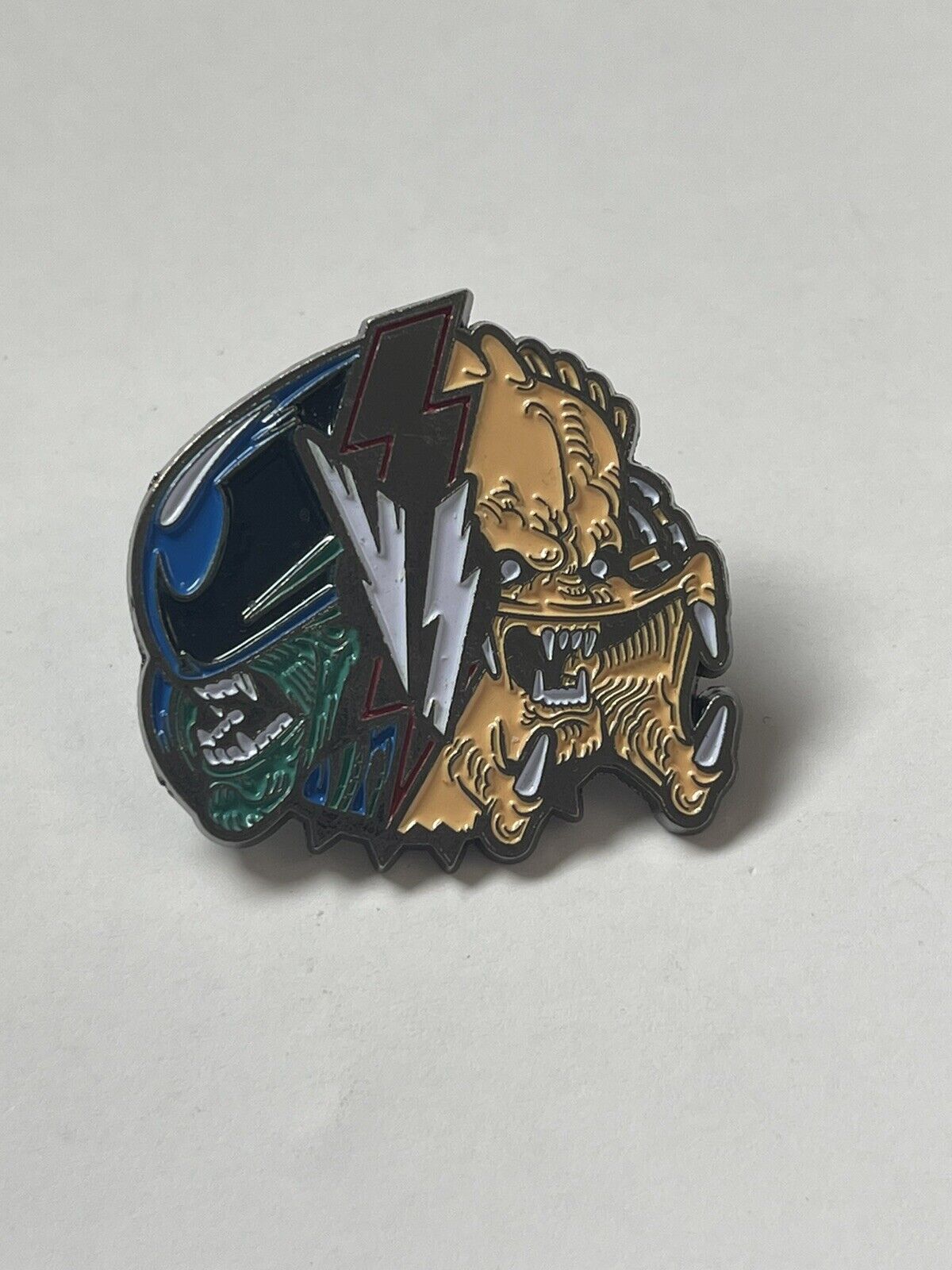 Alien VS Predator Lapel Hat Jacket Pin Video Loot Gaming