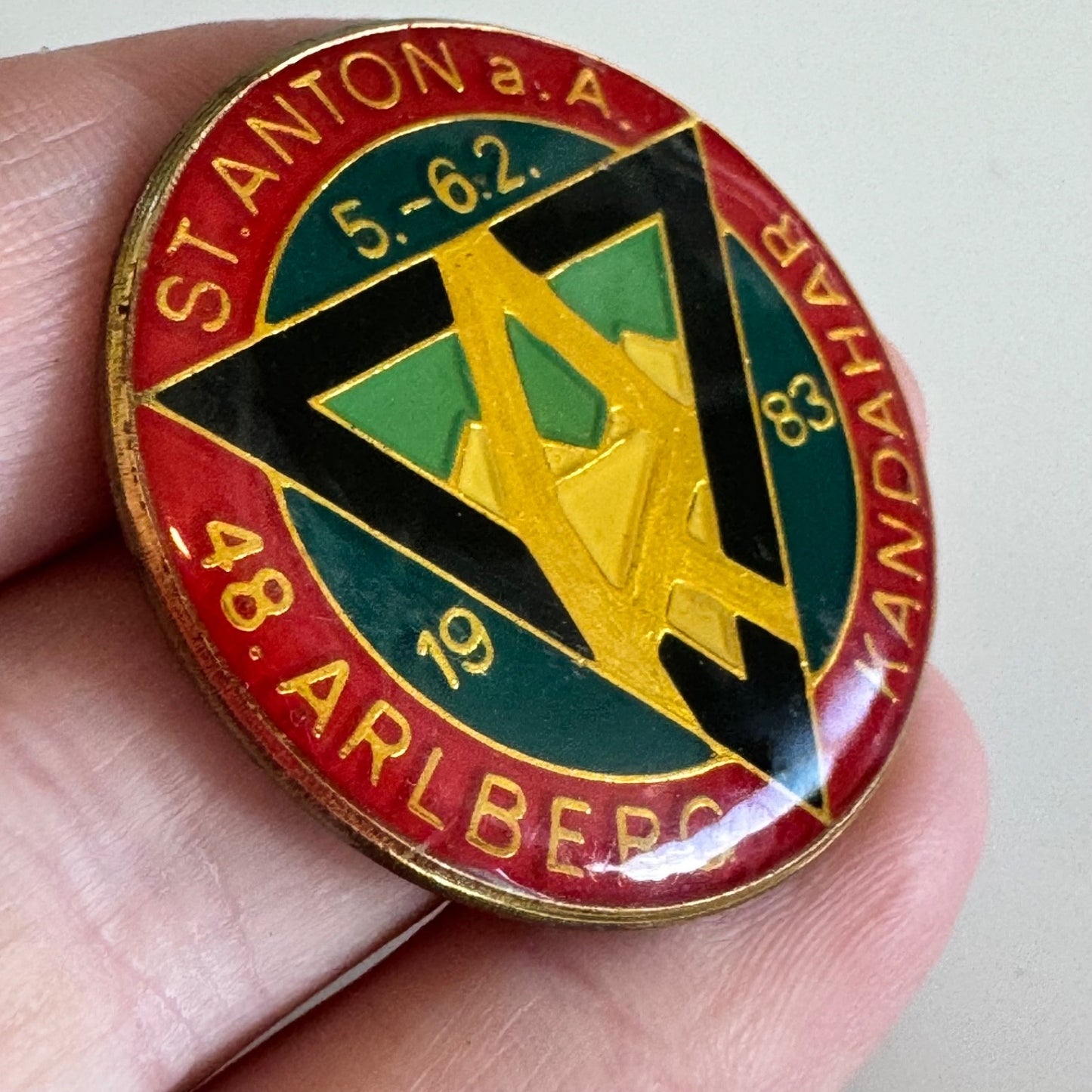 VTG 1983 ST ANTON SKI RESORT ARLBERG AUSTRIA SKI PIN TRAVEL PIN KANDAHAR SKIING