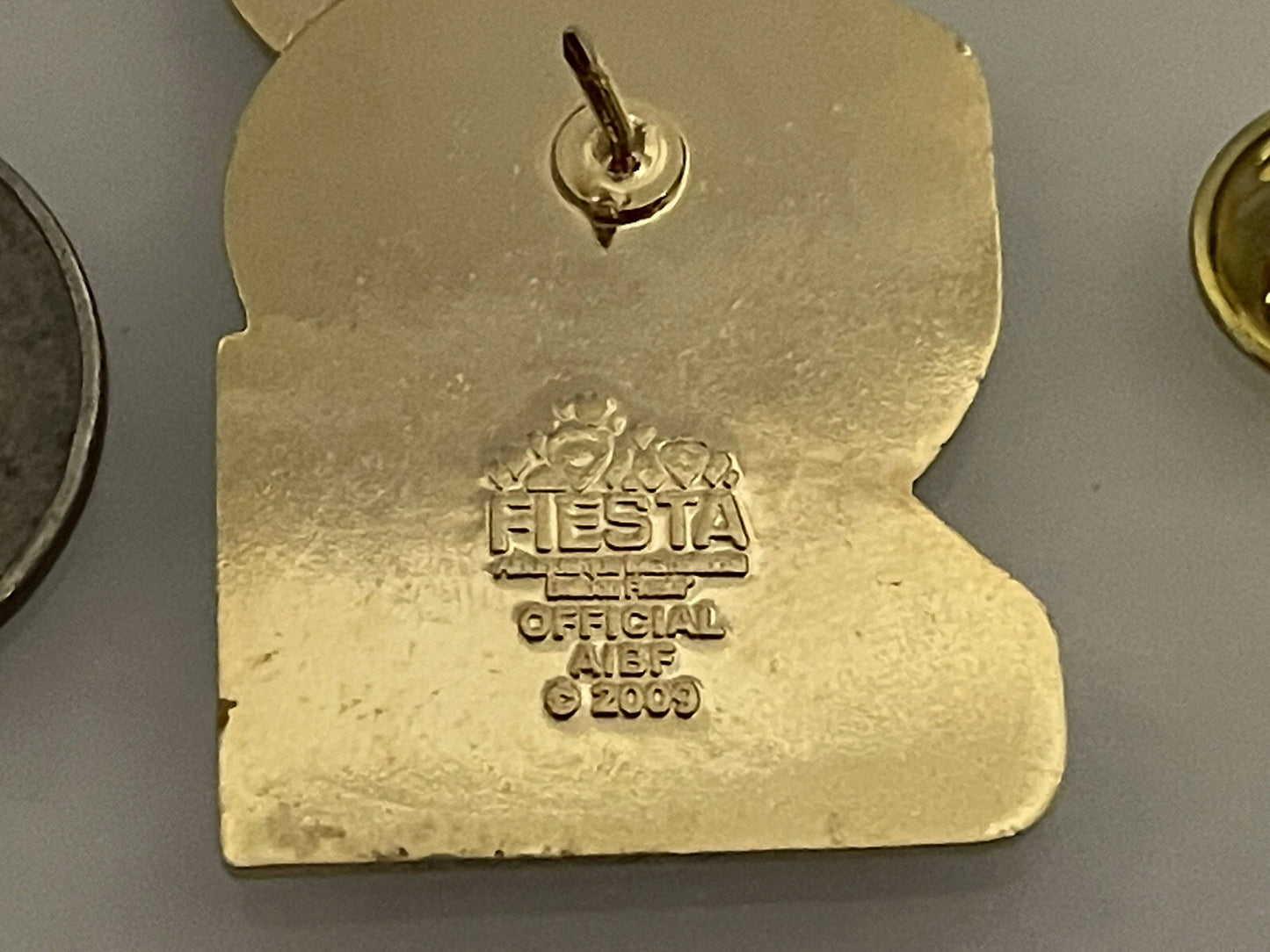 2009 ALBUQUERQUE INTERNATIONAL BALLOON FIESTA PIN Mass Happiness #2 Gold Tone