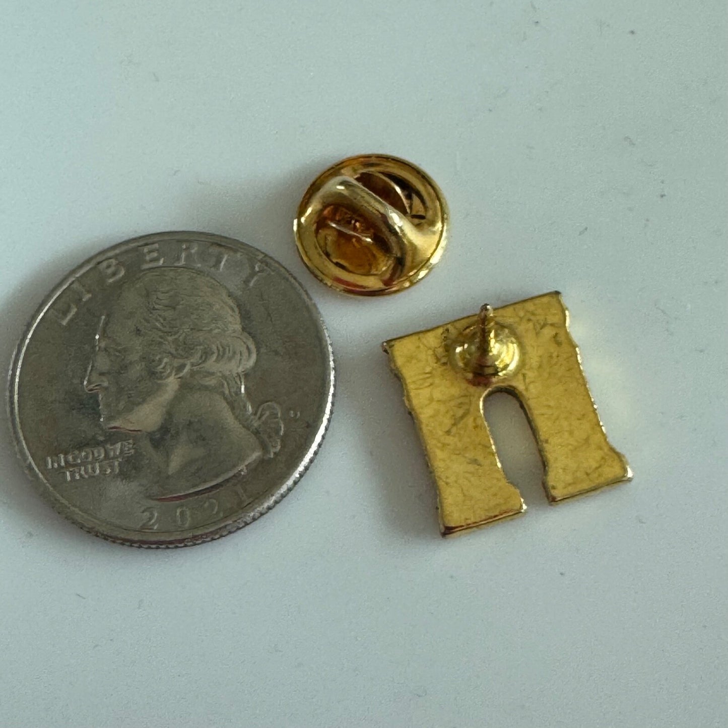 Vintage Gold Tone Emanuel Ungaro ARC DE TRIOMPHE Lapel Pin Tie Tack
