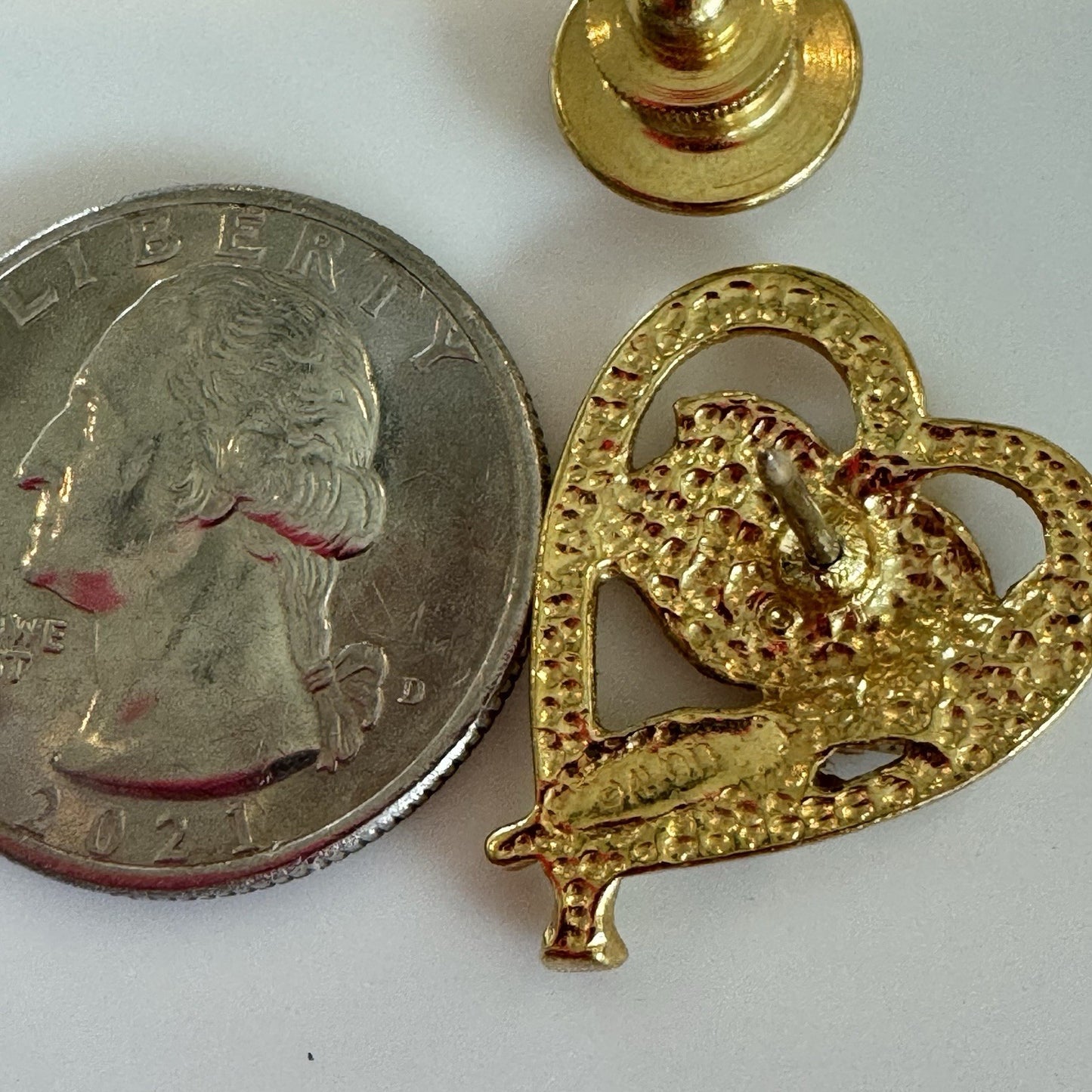 VTG GOLD TONE U.S. FLAG HEART PIN UNITED STATES July 4th AVON Tie Tack AMERICAN
