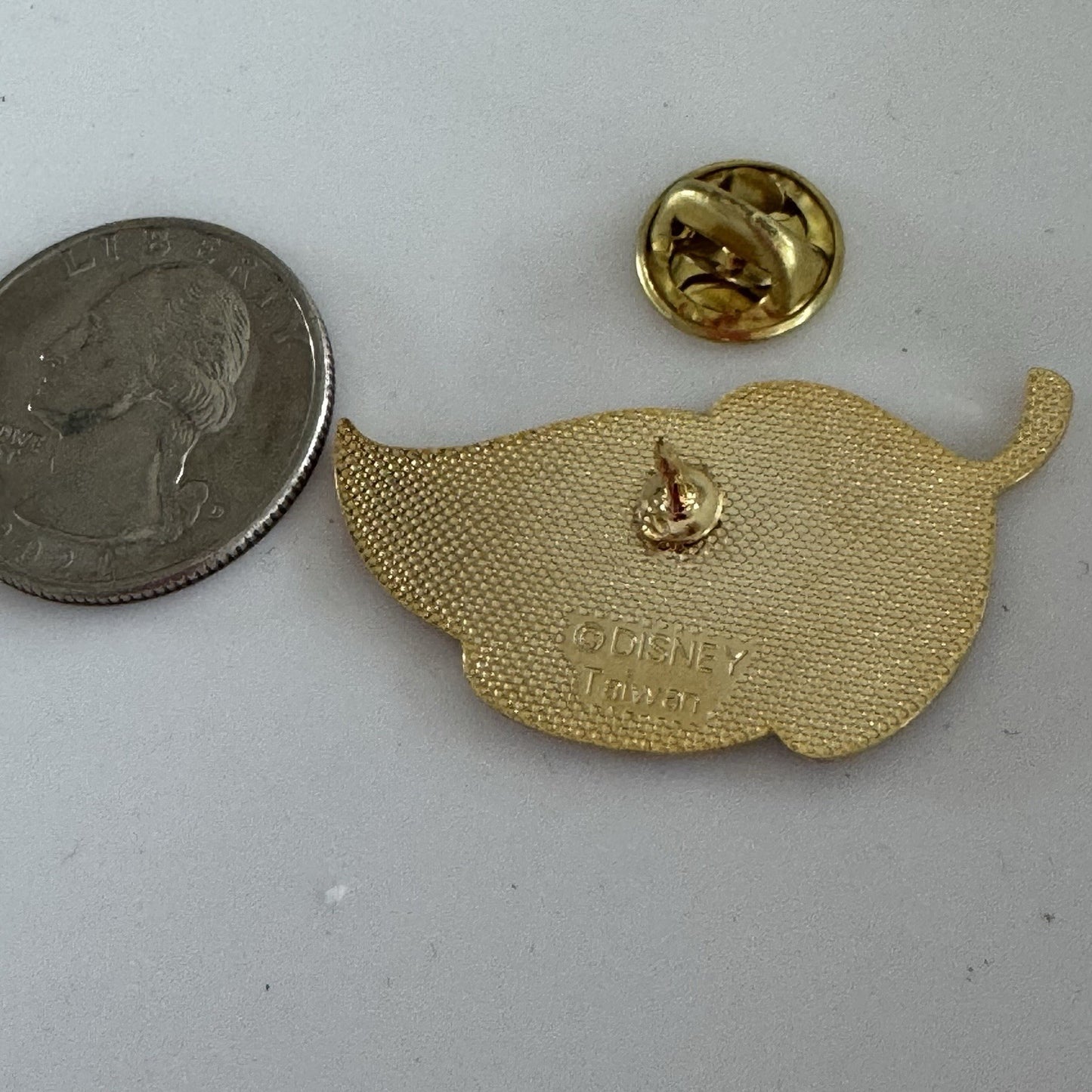 DISNEY POCAHONTAS GREEN LEAF SHAPED MOVIE TITLE CM PIN - THEATRICAL RELEASE NOS