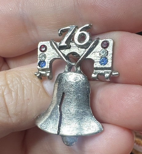 VINTAGE "76" LIBERTY BELL BICENNETIAL BROOCH SILVER TONE RED WHITE BLUE CRYSTAL