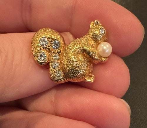 VTG AVON CLEAR RHINESTONE FAUX PEARL GOLD TONE SQUIRREL/NUT PIN SCATTER