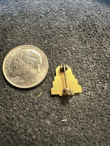Vintage SARA DE SAIX  Service Pin Pattern Company Sewing Machine Lapel Pin Quilt