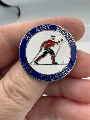 MOUNT AIRY LODGE - SKI TOURING - Pin PENNSYLVANIA Travel LOST AREA RARE
