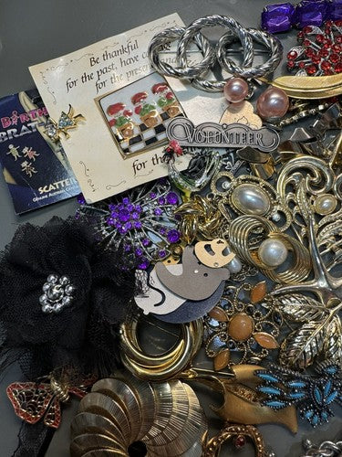 90+ Vintage & Modern Mixed Theme Brooch/Pin Lot - Rhinestone Leaf Holiday