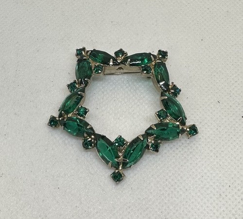 Stunning Green Glass Rhinestone Open Back Star Brooch Vintage Gold Tone