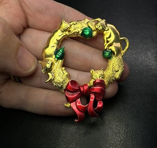 Vintage Gold Tone JJ Jonette Cat Christmas Wreath Holiday Brooch Pin