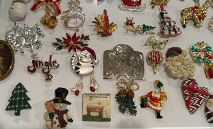 LOT OF 48 GOLD SILVER TONE CHRISTMAS/HOLIDAY/WINTER BROOCHES, VINTAGE-NOW