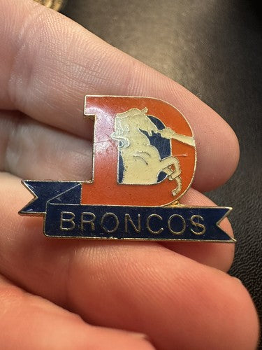 VINTAGE 1984 DISCONTINUED DENVER BRONCOS OLD ORIGINAL LAPEL PIN TIE TAC RARE!
