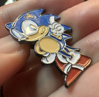VINTAGE SONIC THE HEDGEHOG POINTING POSE PIN BADGE SEGA ENAMEL 90s