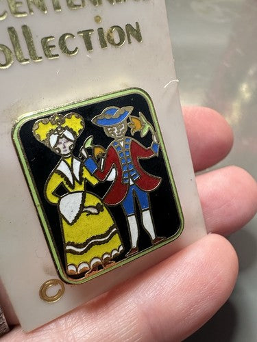 The Bicentennial Collection Aviva Ent. Inc. Pin Brooch Lapel Colonial Couple