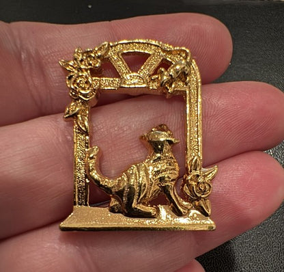 Vintage Brooch Pin Avon Gold Tone Cat Touch of Whimsy Mouse Archway