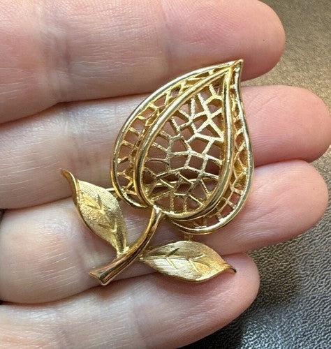 VINTAGE SIGNED CROWN TRIFARI Large 1.75" LEAF BROOCH / PIN GOLD TONE EUC