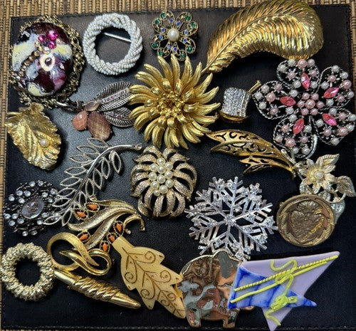 23 Vintage & Modern Mixed Theme Brooch/Pin Lot Rhinestones Gold Silver