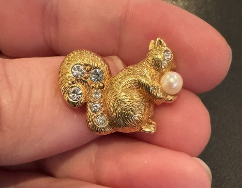 VTG AVON CLEAR RHINESTONE FAUX PEARL GOLD TONE SQUIRREL/NUT PIN SCATTER