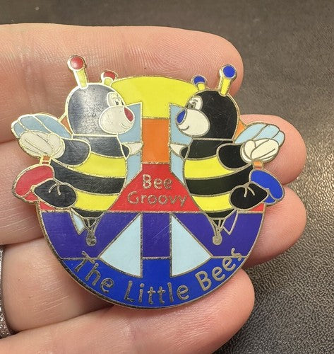 2009 THE LITTLE BEES BALLOON PIN BEE GROOVY