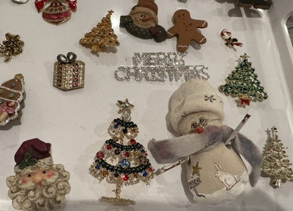 LOT OF 36 GOLD SILVER TONE CHRISTMAS/HOLIDAY/WINTER BROOCHES, VINTAGE-NOW TREE